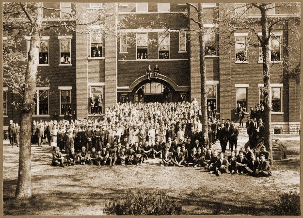 1921 graduates in front of Administration Building