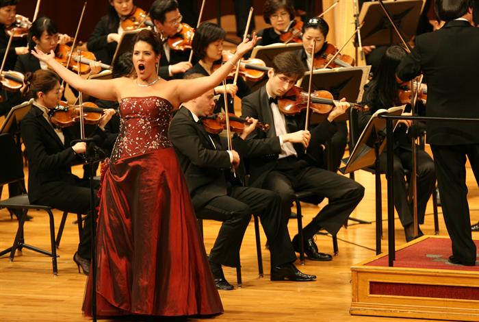 Talamantes performing with Seoul National Philharmonic