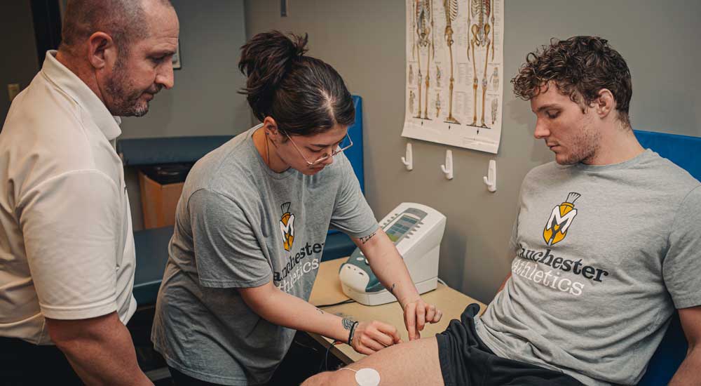 Students under the instruction of Dr. Jeff Beer simulate a patient scenario in the lab.