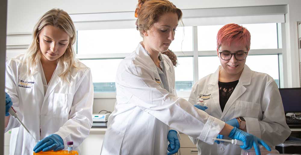 Students work together in a PGx lab