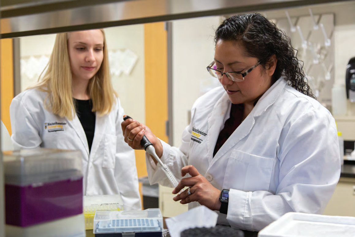 Paula Avila demonstrates lab skills for 2021 M.S. in PGx graduate,  Emily Miller.