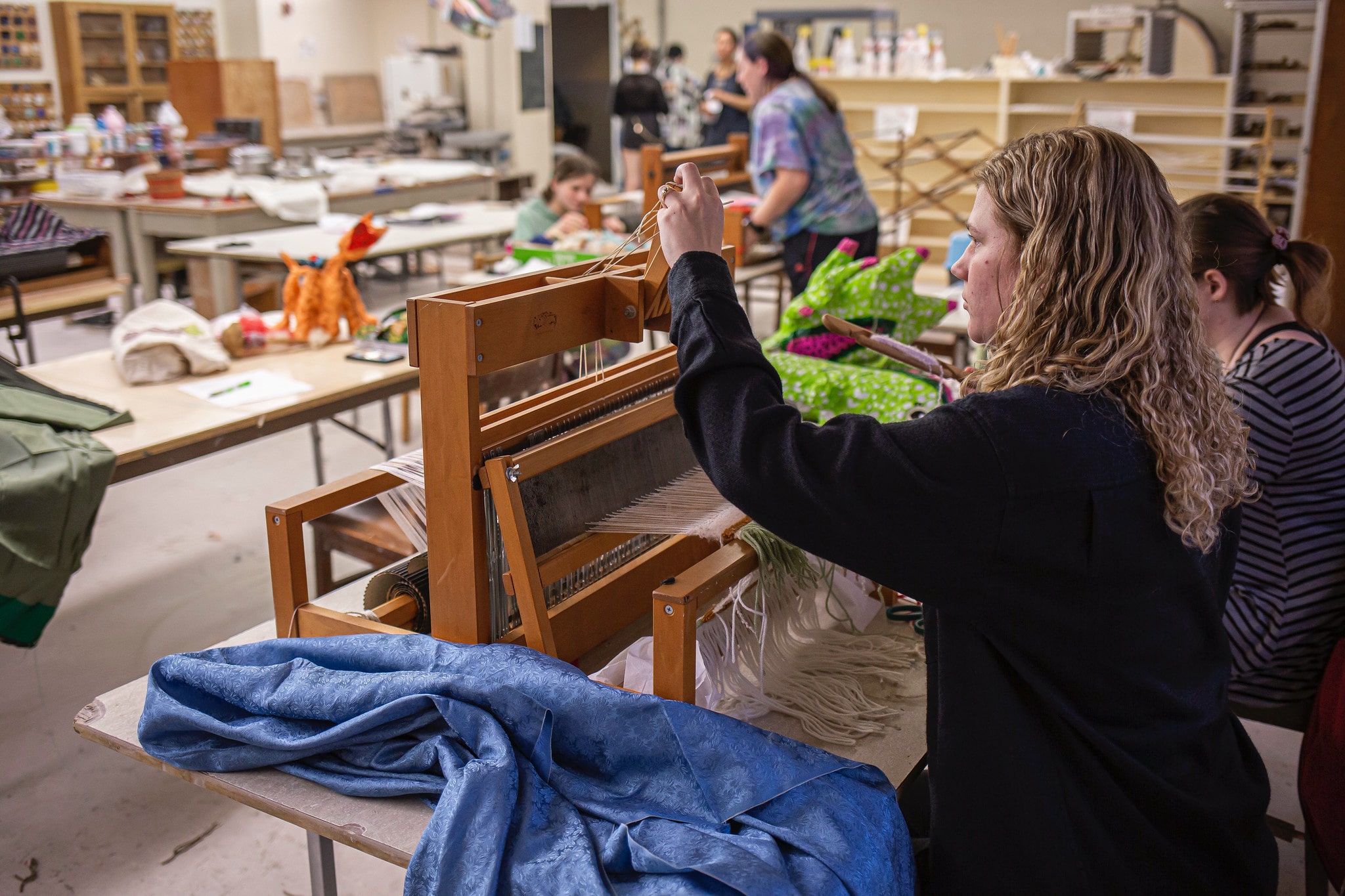 art students on loom in class art students on loom in class