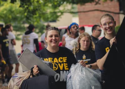 Week of Welcome leaders helping their First Years move in before the start of the semester