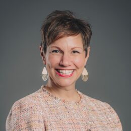 Headshot image of Leslee Hill