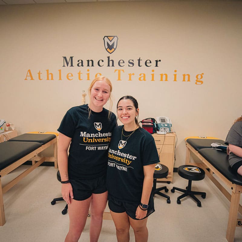 2 students pose together in the MAT lab at MU Fort Wayne