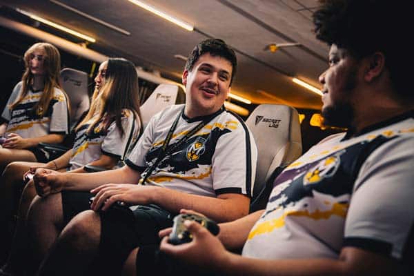 4 students play a challenge match in Esports