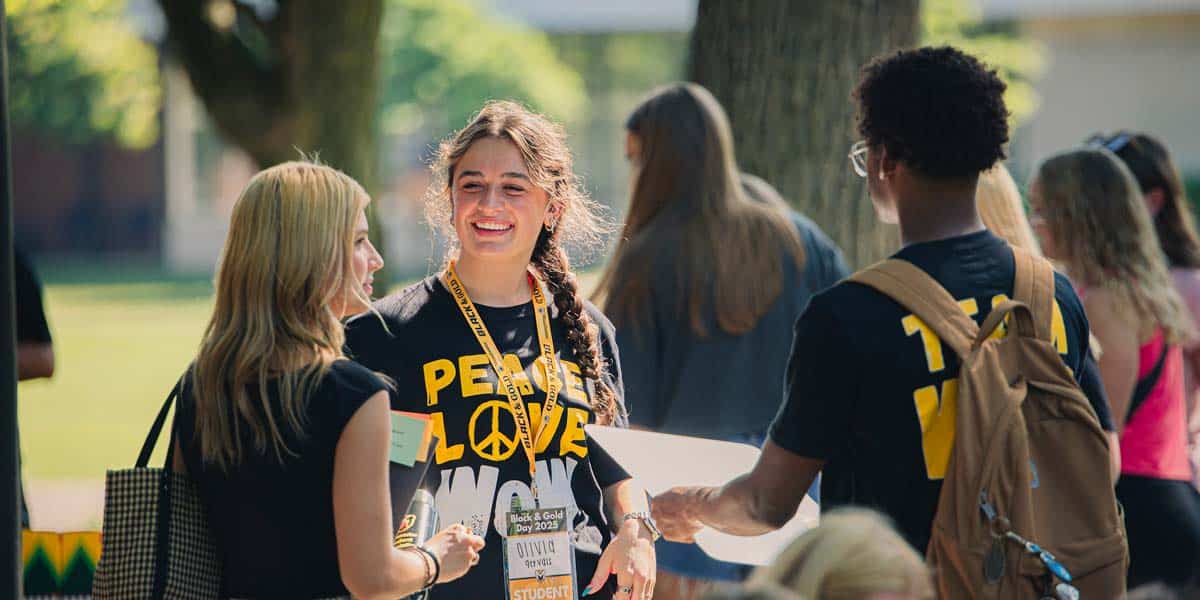 WeekOfWelcomeVisitPage Students gather around a welcome table during the Week of Welcome at MU